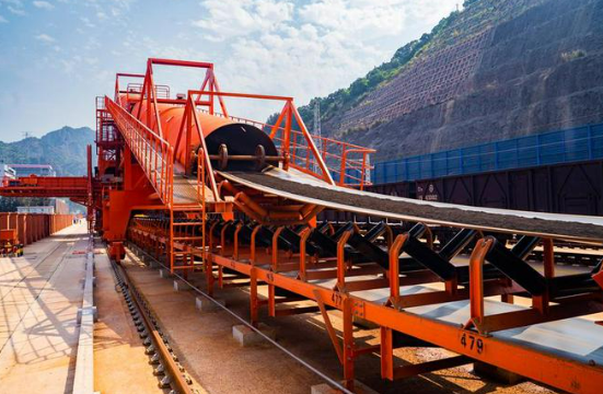 全國(guó)首條雙股道電氣化移動(dòng)式裝車(chē)線啟用