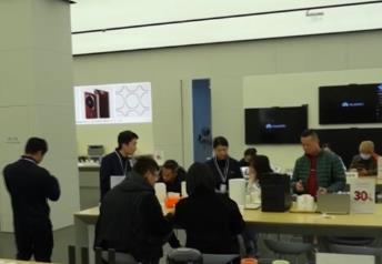 手機(jī)、相機(jī)、無人機(jī)等攝影器材銷量攀升 假日“約拍經(jīng)濟(jì)”持續(xù)升溫