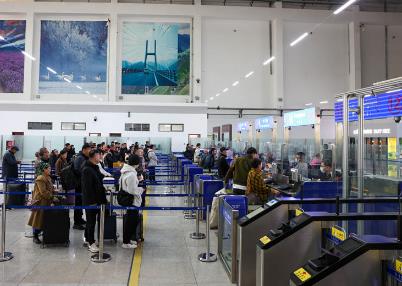 霍爾果斯口岸跨境游熱潮再創(chuàng)新高