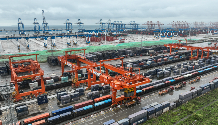 西部陸海新通道鐵海聯(lián)運(yùn)班列累計(jì)運(yùn)輸貨物突破400萬(wàn)標(biāo)箱