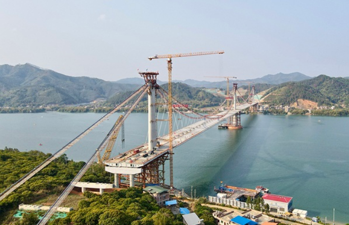在建世界最大跨徑獨(dú)柱式三塔空間纜懸索橋——蒼容潯江大橋順利合龍