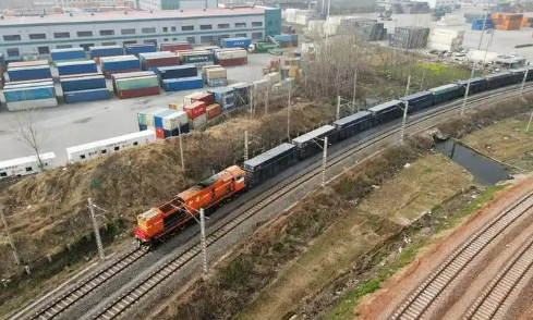 中老鐵路（鄭州—萬(wàn)象南）國(guó)際貨運(yùn)列車(chē)“跑”出新速度