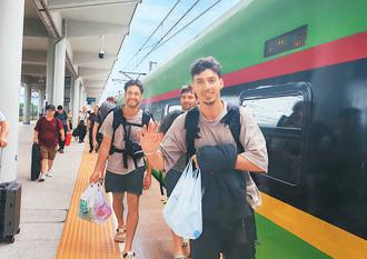 更多外國(guó)朋友“打卡”春日中國(guó)