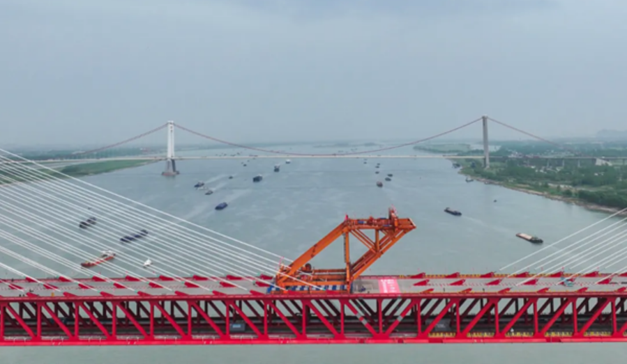 世界最大跨度三塔斜拉橋巢馬鐵路馬鞍山長(zhǎng)江公鐵大橋合龍
