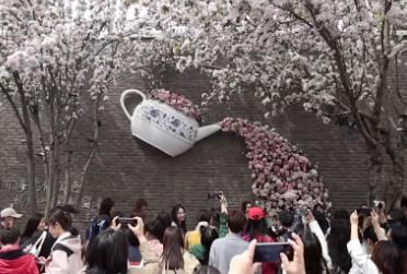 供需兩側(cè)精準(zhǔn)發(fā)力 消費(fèi)市場亮點(diǎn)頻現(xiàn)