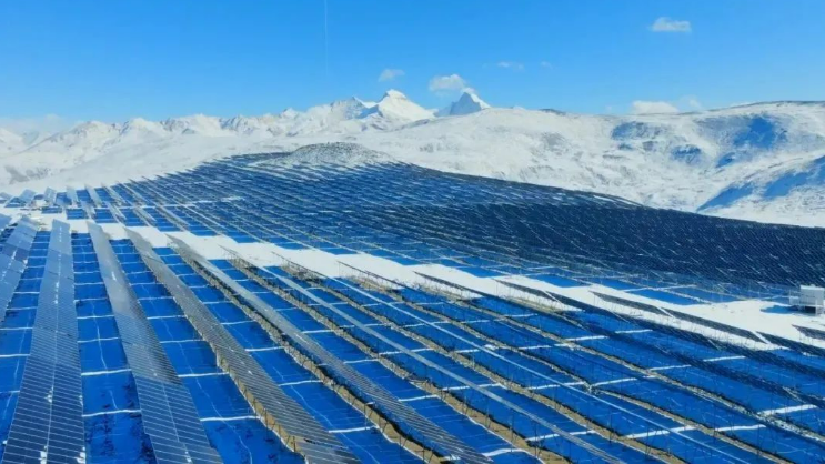 中國(guó)華電突破“高海拔+弱電網(wǎng)”光照雪域險(xiǎn)峰