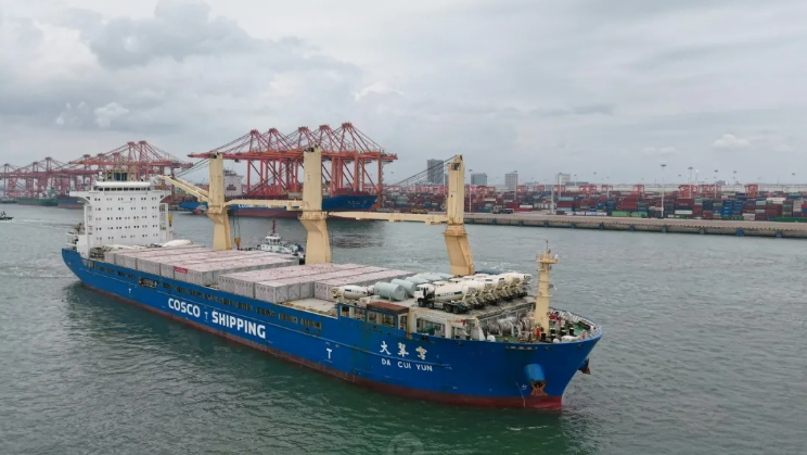 中遠(yuǎn)海運(yùn)護(hù)航全球最大電網(wǎng)側(cè)儲(chǔ)能項(xiàng)目首批柜體出海