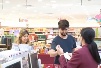 擴(kuò)商店、增商品、優(yōu)服務(wù) 讓國(guó)內(nèi)消費(fèi)者和境外游客惠購(gòu)全球好物、惠享優(yōu)質(zhì)服務(wù)