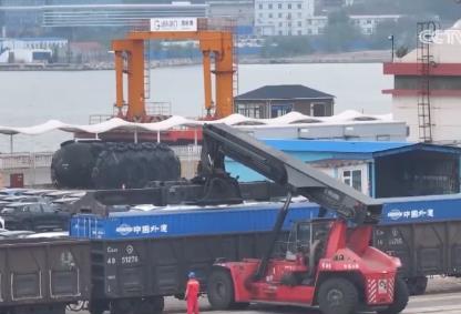 全國(guó)首趟“一單制”跨境鐵海聯(lián)運(yùn)班列開(kāi)行