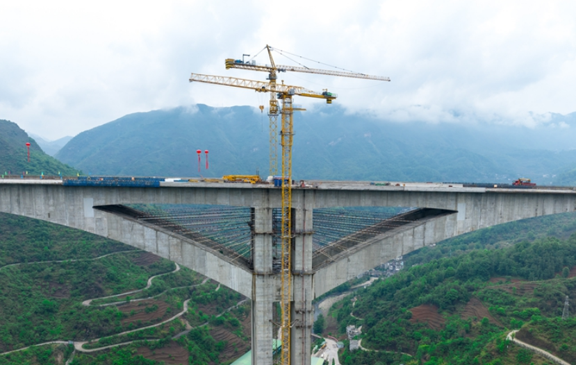 刷新世界紀(jì)錄 貴州納晴高速公路六枝特大橋合龍