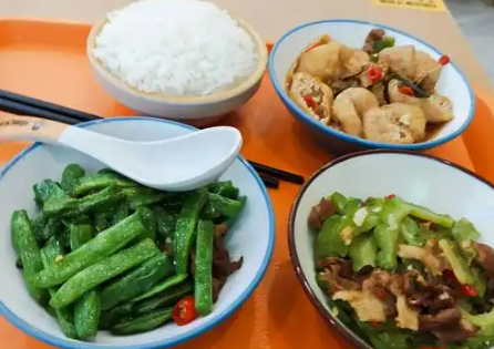 健康與品質驅動行業(yè)新變革 中式米飯快餐市場今年規(guī)模有望突破3000億元