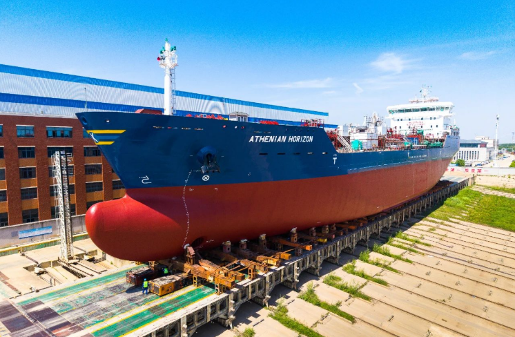 一船下水一船上船臺 中船集團武昌造船同日完成兩大節(jié)點