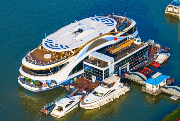 湘江水路旅游進(jìn)入“綠色時(shí)代”！湖南最大新能源游輪“橘洲號(hào)”首航