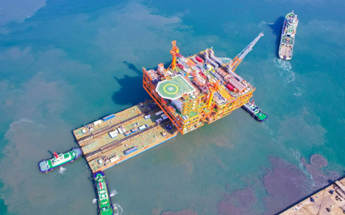 重量超2萬噸！渤海最大海上油氣平臺(tái)離港起運(yùn)