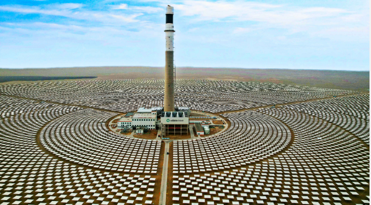 戈壁上的“金色之塔”：一座光熱電站如何喚醒沉睡的荒漠