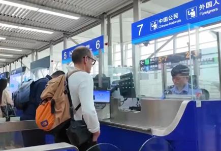 端午假期 入境口岸便捷服務(wù)和多彩文旅項目吸引中外游客觀光打卡