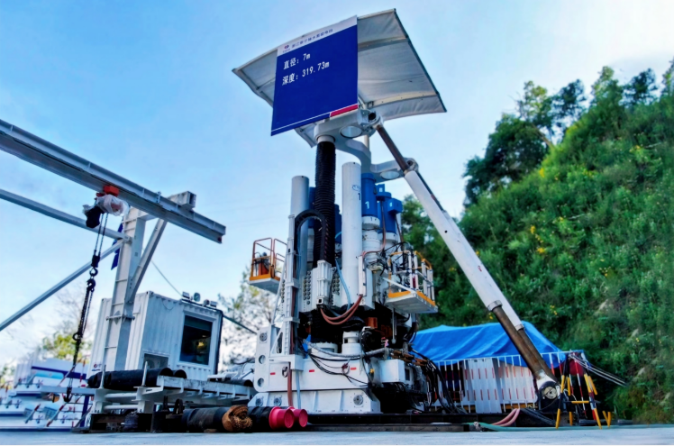 國內(nèi)首臺7米超大直徑反井鉆機(jī)正式啟用