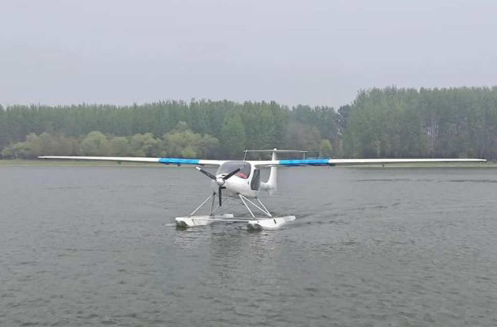 我國首款浮筒式雙座水上電動飛機(jī)成功首飛