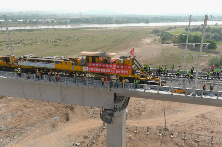 包銀高鐵內(nèi)蒙古段鋪軌完成