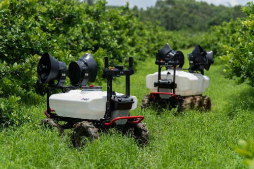 果園植保新革命！極飛R100無(wú)人車(chē)讓你告別背藥桶時(shí)代