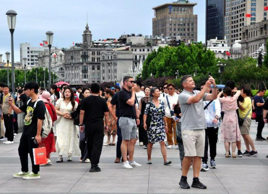 免簽“朋友圈”持續(xù)擴(kuò)圍 離境退稅升級(jí)優(yōu)化　政策利好催熱“中國(guó)游”“中國(guó)購(gòu)”