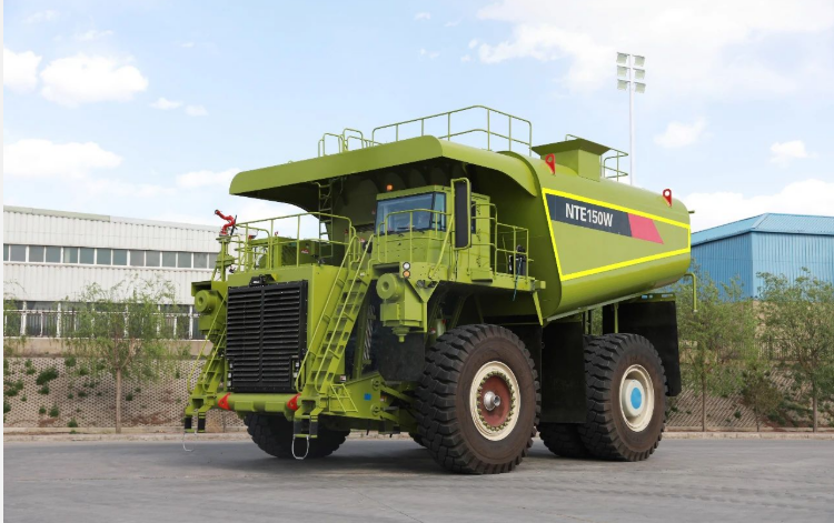 國(guó)內(nèi)最大智能型礦用灑水車(chē)助力綠色礦山建設(shè)