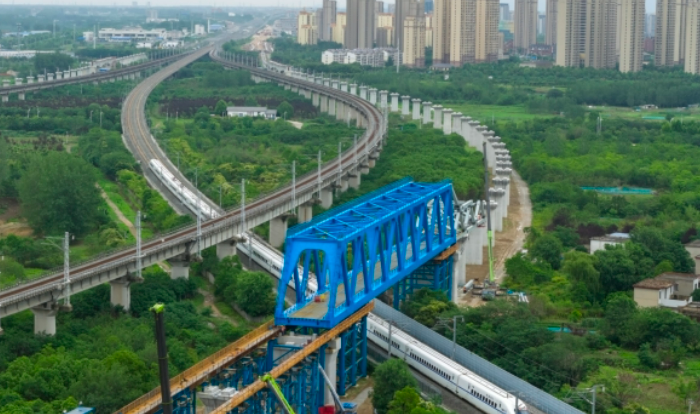 滬寧合高鐵“千噸”鋼桁梁順利跨越滬蓉鐵路