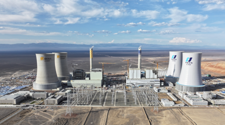 我國(guó)首個(gè)“沙戈荒”新能源外送基地首批機(jī)組投產(chǎn)發(fā)電