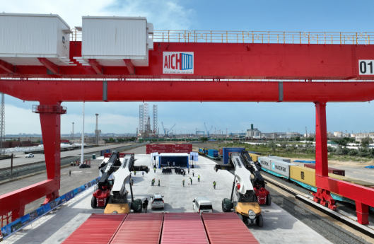 我國(guó)首個(gè)里海物流項(xiàng)目投運(yùn)