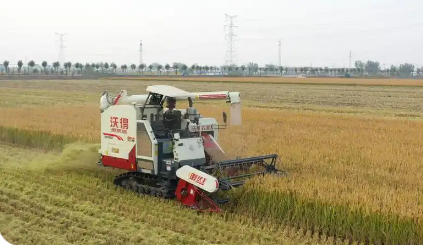 田野里的“硬把式”！“三夏”時(shí)節(jié)看農(nóng)機(jī)之變