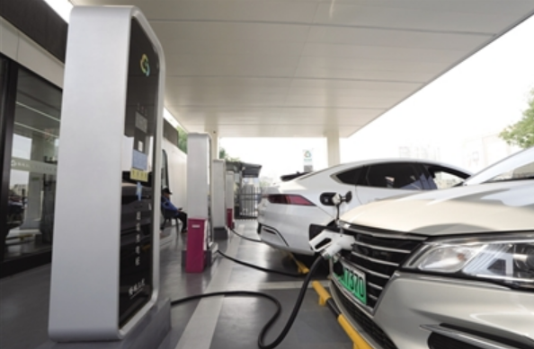 超充+換電 新能源汽車補(bǔ)能“雙軌并行”