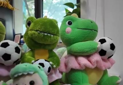 “蘇超”激活城市經濟！住宿美食折扣優(yōu)惠 恐龍玩偶熱銷