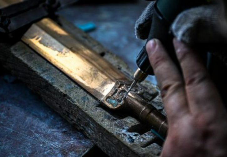 鉛錫刻鏤：飛刀走線，青銅“生花”