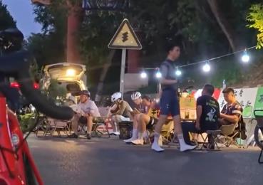 “夜騎”、夜食、夜購、夜游……“夜經濟”激發(fā)內需活力 澎湃城市發(fā)展新動能