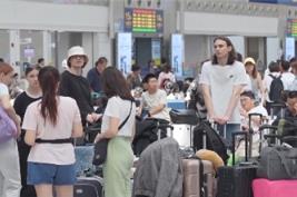 “平穩(wěn)、快速，很棒！” 中外游客點(diǎn)贊“暑運(yùn)版”高鐵