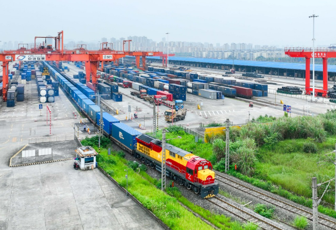 中歐班列（重慶）累計(jì)開行突破1.8萬列