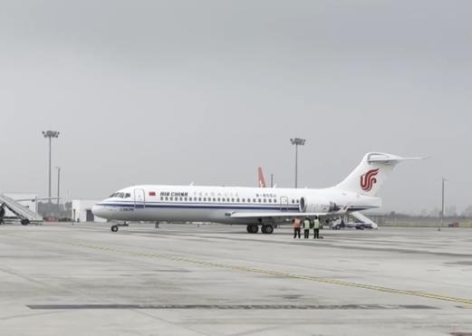 國產(chǎn)飛機C909身披“五星紅旗”執(zhí)行國際商業(yè)航班 開啟運行“next level”