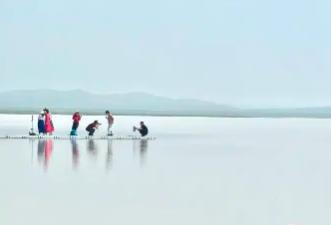 牛奶湖成游客新寵 內蒙古加強生態(tài)保護