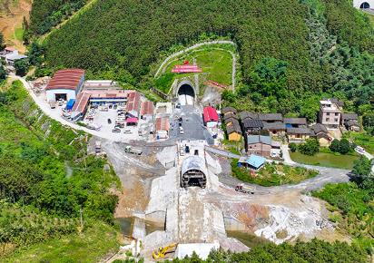 進(jìn)度條刷新 柳梧鐵路全線最長隧道順利貫通