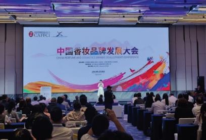 從“流量驅(qū)動(dòng)”到“價(jià)值創(chuàng)造” 從“營(yíng)銷(xiāo)內(nèi)卷”向“品牌升維” 中國(guó)化妝品行業(yè)走好品牌價(jià)值重構(gòu)之路