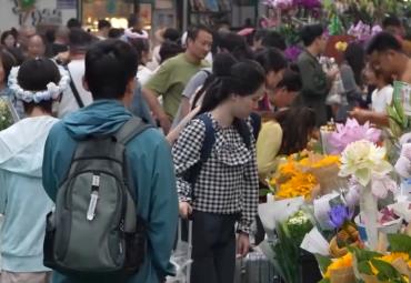 芬芳“夜經(jīng)濟”一路繁花燃動消費熱力 定制化拍賣游客“嘗嘗鮮”