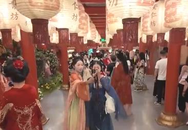 “影視+文旅”帶動(dòng)“劇中同款”銷量增長 主題IP游成文旅消費(fèi)新亮點(diǎn)