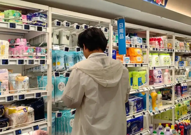 消費(fèi)需求多元升級 科技賦能產(chǎn)品創(chuàng)新 “防曬經(jīng)濟(jì)”撬動“清涼”大市場