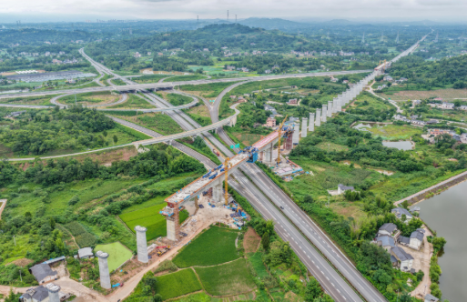成渝中線高鐵重慶段最大跨度連續(xù)梁順利合龍