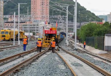 1小時到西安 陜北革命老區(qū)延安首條高鐵軌道貫通