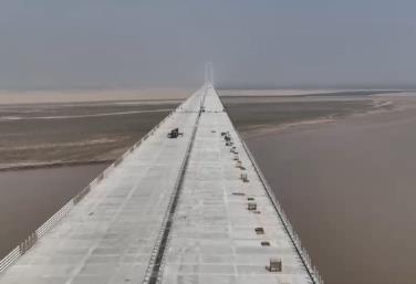 斗酷暑、搶時間、保進度 建設(shè)者們鏖戰(zhàn)高溫 重大工程建設(shè)“熱”力不減