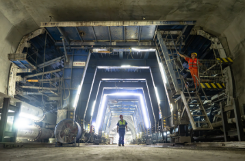 我國最長地鐵環(huán)線穿越長江隧道貫通