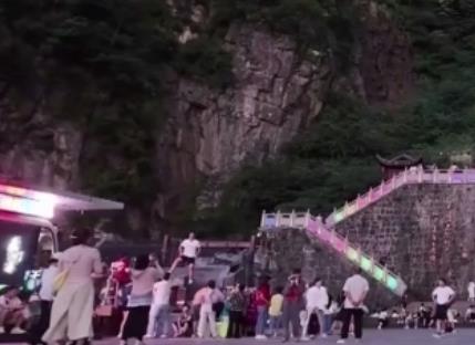 時(shí)髦“夜時(shí)光”燃動(dòng)夏日夜游熱力 消費(fèi)“新寵”激活經(jīng)濟(jì)新引擎