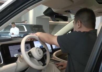 電動(dòng)智能與新消費(fèi)“雙向奔赴” 汽車自主品牌開啟“換道超車”加速度