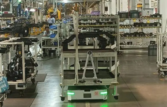 陜汽首款潛伏舉升式自動(dòng)導(dǎo)引車正式投用